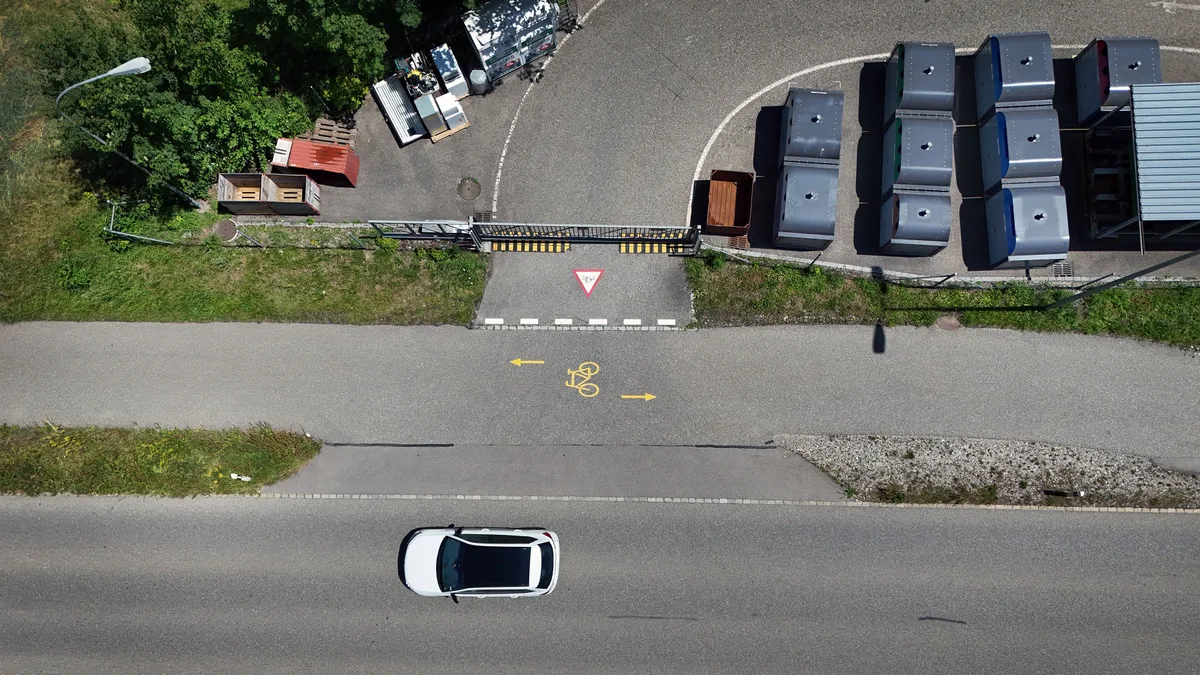 Die bisherigen Container für Altglas, Metall und Co. sollen durch Unterflurcontainer ersetzt werden. Man sieht Container in der Wertstoffsammelstelle Weisslingen.